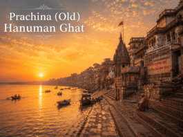 सुबह के समय Prachina Old Hanuman Ghat का दृश्य