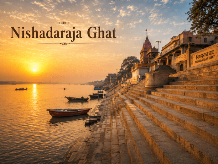 सुबह के समय Nishadaraja Ghat और गंगा का शांत दृश्य