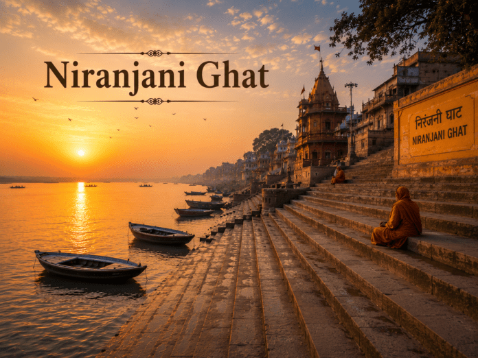सुबह के समय Niranjani Ghat और गंगा का शांत दृश्य