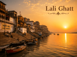 सुबह के समय Lali Ghat और गंगा का दृश्य