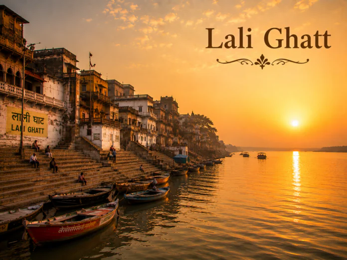 सुबह के समय Lali Ghat और गंगा का दृश्य