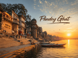 सुबह के समय Pandey Ghat और गंगा का दृश्य