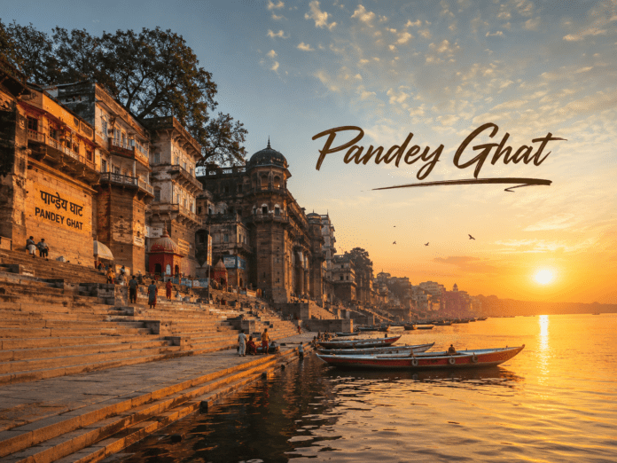 सुबह के समय Pandey Ghat और गंगा का दृश्य