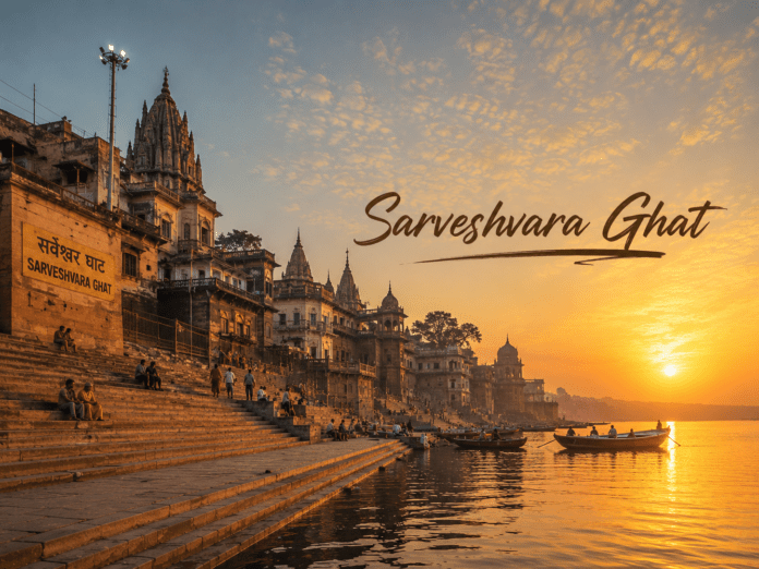 सुबह के समय Sarveshvara Ghat और गंगा का दृश्य
