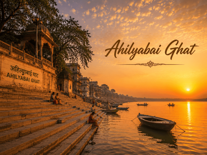 सुबह के समय Ahilyabai Ghat और गंगा का शांत दृश्य