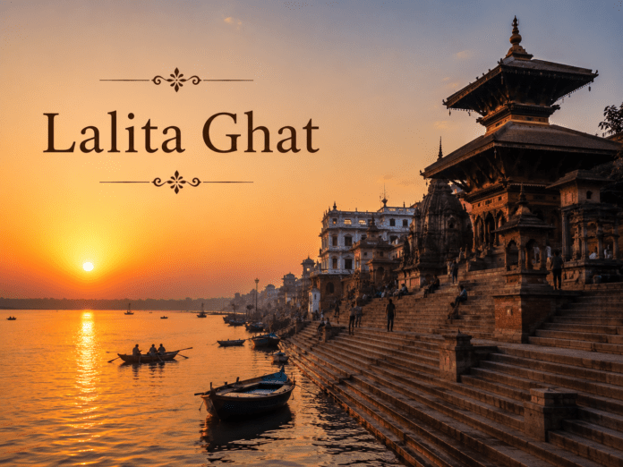 सुबह के समय Lalita Ghat और Nepali Temple का दृश्य