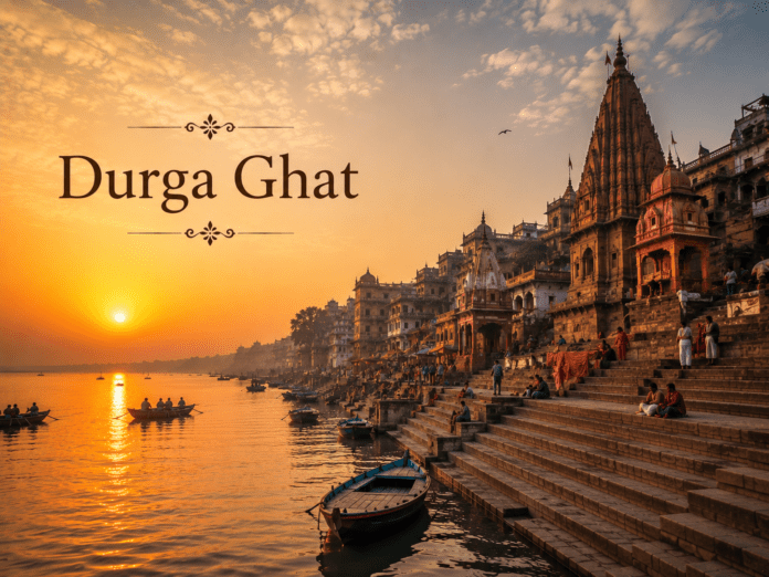 सुबह के समय Durga Ghat और गंगा नदी का दृश्य