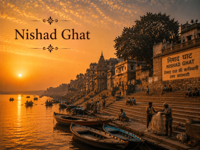 निषाद घाट पर पारंपरिक नावों और गंगा किनारे का सूर्योदय दृश्य