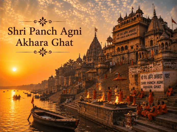Shri Panch Agni Akhara Ghat में गंगा किनारे स्थित ऐतिहासिक ब्रह्मचारी अखाड़ा और वैदिक परंपरा का दृश्य।