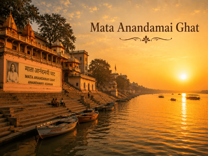सुबह के समय Mata Anandamayi Ghat और गंगा का शांत दृश्य