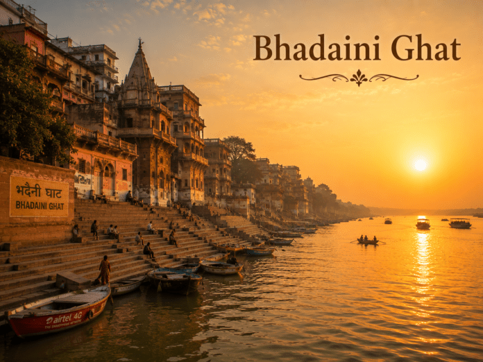 सुबह के समय Bhadaini Ghat का शांत नदी किनारा